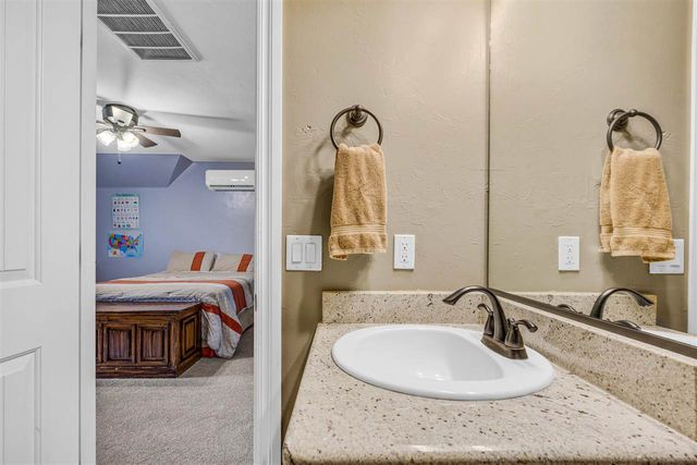 220 Glover Cir, Elgin, OK 73538