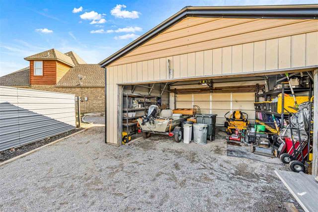 220 Glover Cir, Elgin, OK 73538