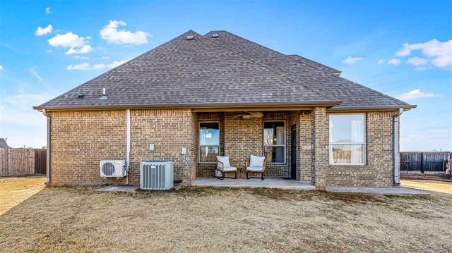 220 Glover Cir, Elgin, OK 73538