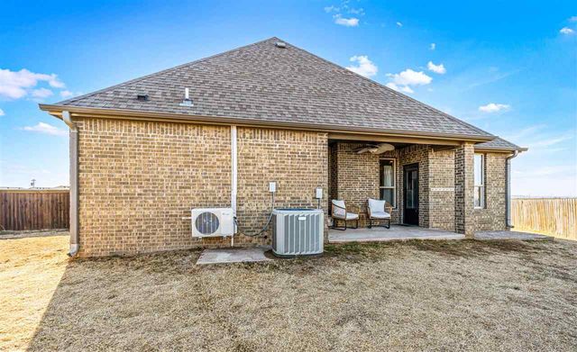 220 Glover Cir, Elgin, OK 73538
