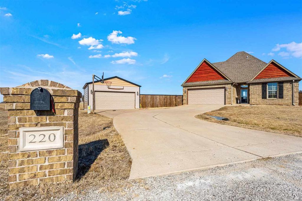 220 Glover Cir, Elgin, OK 73538