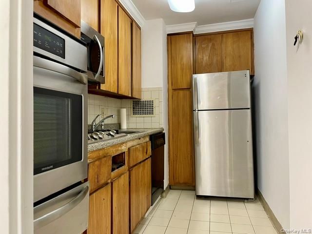 52-30 39 Drive LN, Woodside, NY 11377