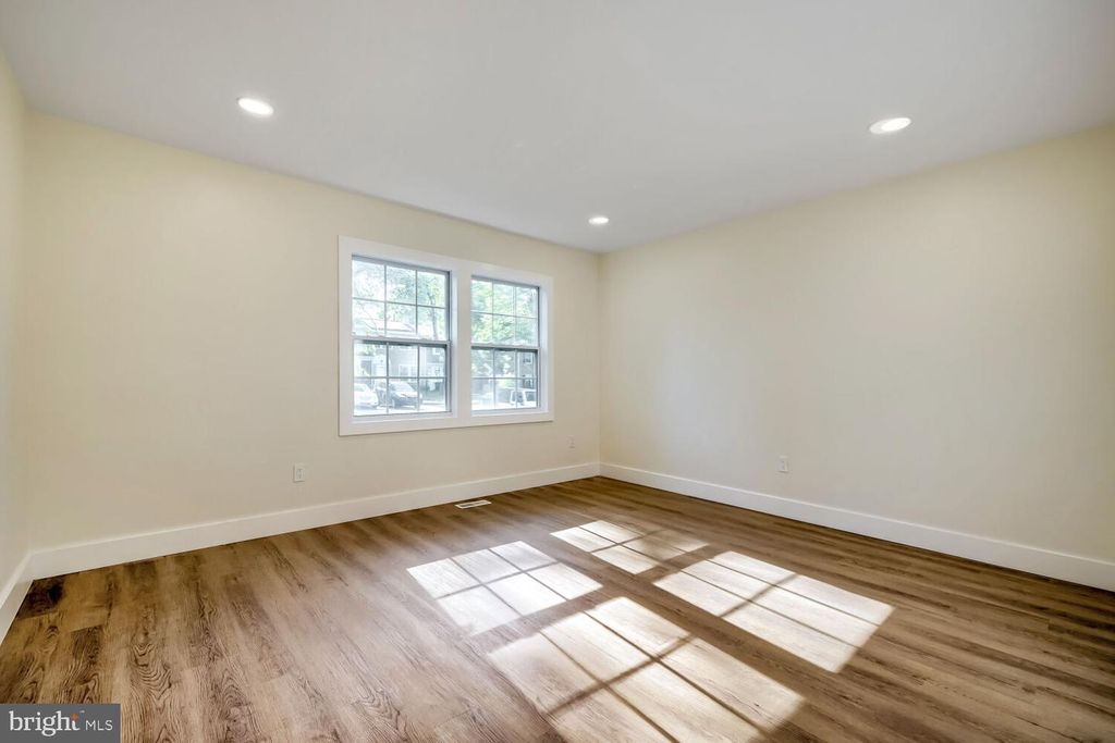 Image 10 of property listing at 5501 WOODENHAWK CIR, Columbia, MD 21044