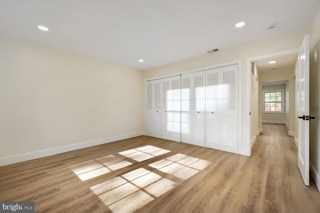 Image 11 of property listing at 5501 WOODENHAWK CIR, Columbia, MD 21044