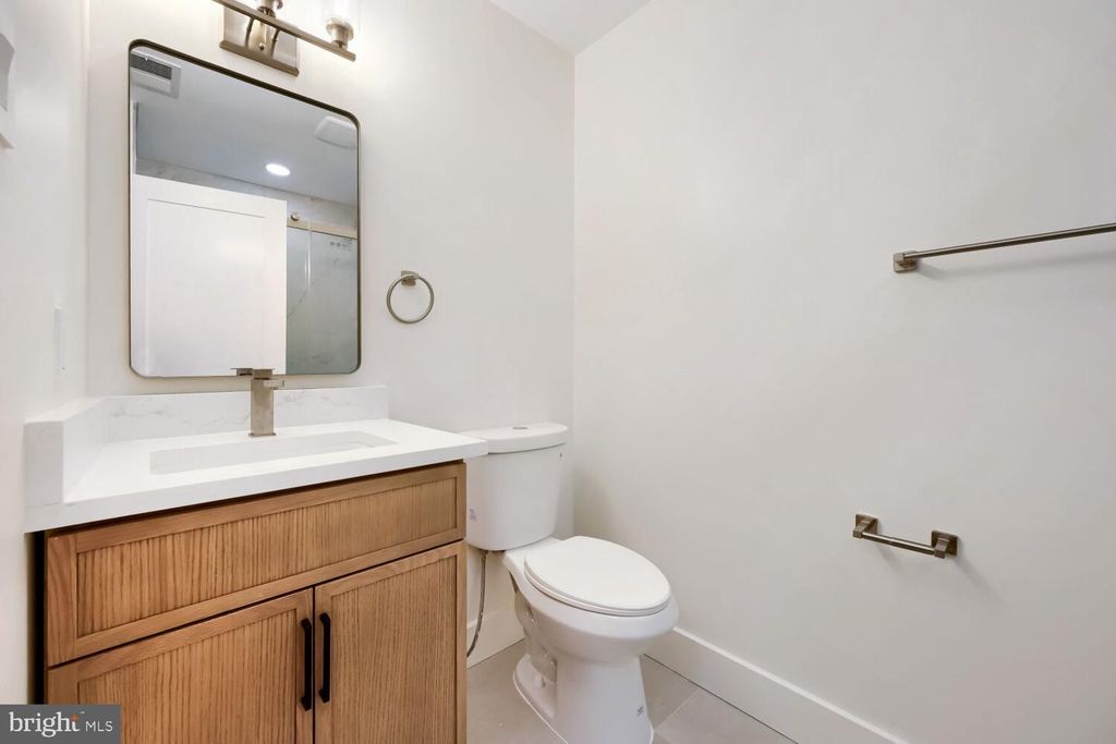 Image 13 of property listing at 5501 WOODENHAWK CIR, Columbia, MD 21044