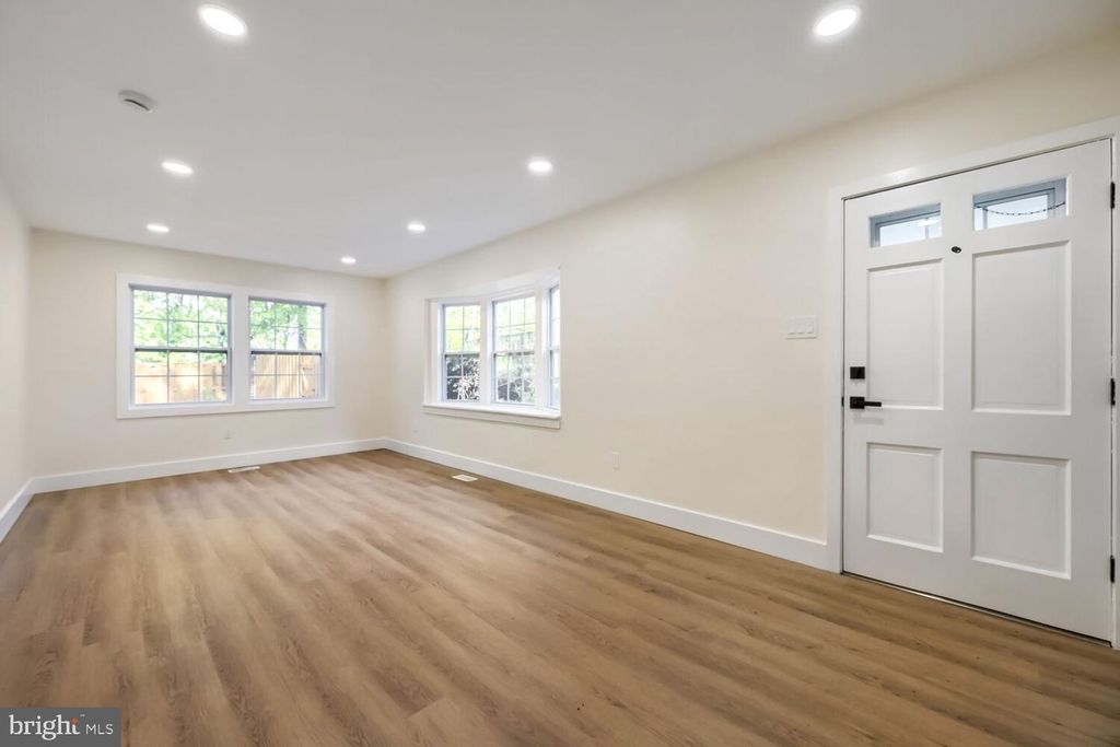Image 2 of property listing at 5501 WOODENHAWK CIR, Columbia, MD 21044