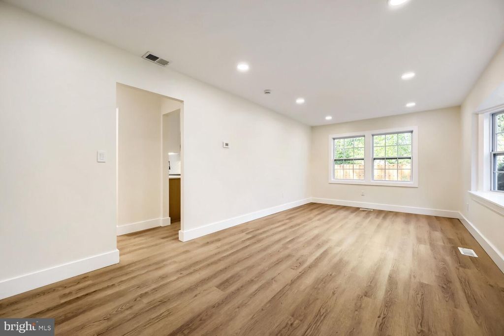 Image 3 of property listing at 5501 WOODENHAWK CIR, Columbia, MD 21044