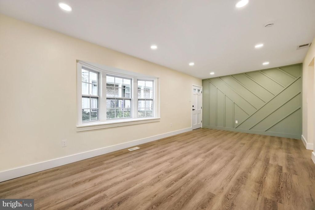 Image 4 of property listing at 5501 WOODENHAWK CIR, Columbia, MD 21044