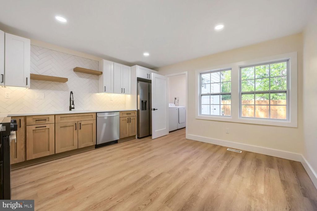Image 6 of property listing at 5501 WOODENHAWK CIR, Columbia, MD 21044