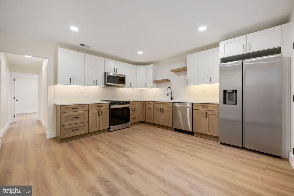 Image 7 of property listing at 5501 WOODENHAWK CIR, Columbia, MD 21044