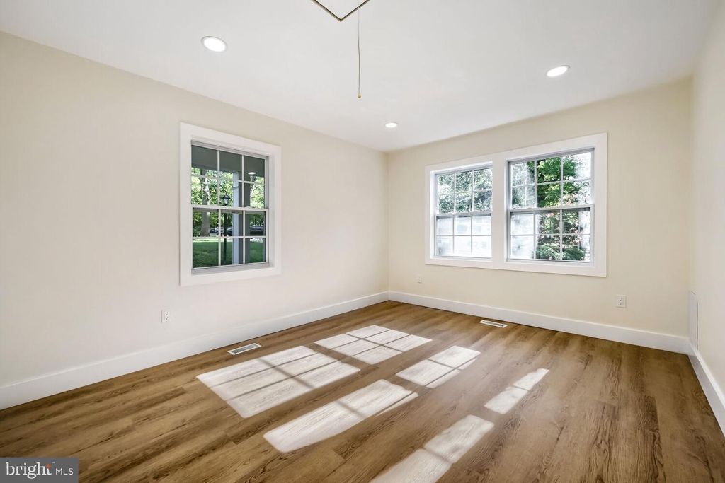 Image 8 of property listing at 5501 WOODENHAWK CIR, Columbia, MD 21044