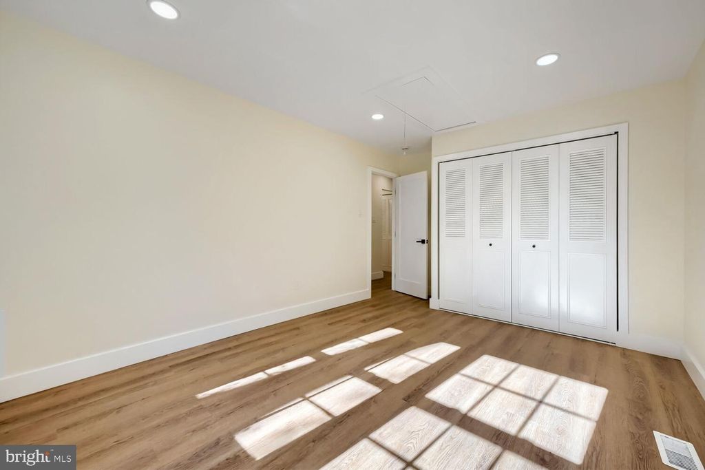 Image 9 of property listing at 5501 WOODENHAWK CIR, Columbia, MD 21044