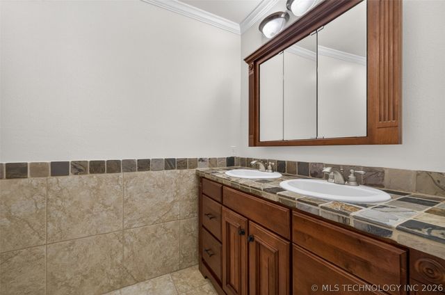 308 Waterford Street, Catoosa, OK 74015
