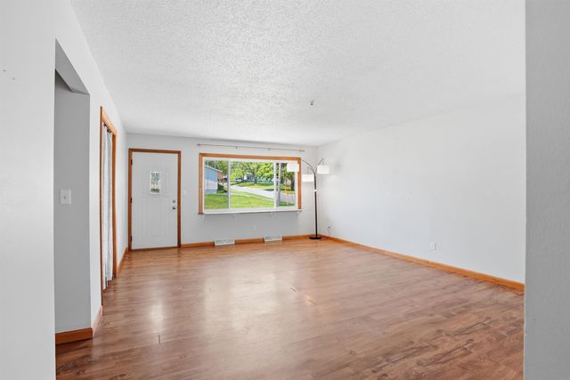 302 Dickens Street, Parkersburg, IA 50665