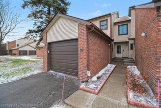 6680 Ridgefield Circle, West Bloomfield, MI 48322