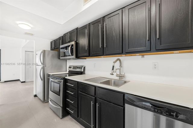 1876 SW 11th Ter 302, Miami, FL 33135