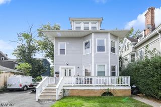 11 Carlton St, East Orange City, NJ 07017