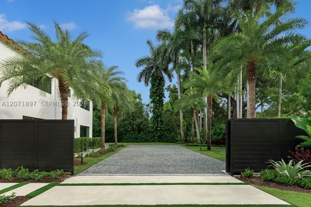 921 NE 72nd St, Miami, FL 33138