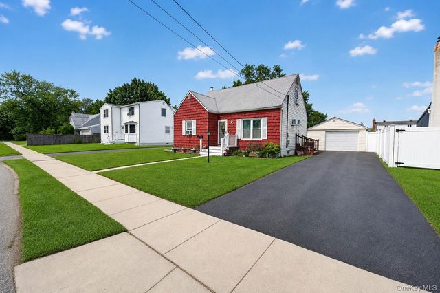 17 Heathcote Road, Lindenhurst, NY 11757