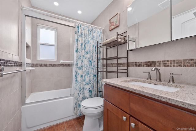 17 Heathcote Road, Lindenhurst, NY 11757