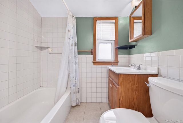 17 Heathcote Road, Lindenhurst, NY 11757