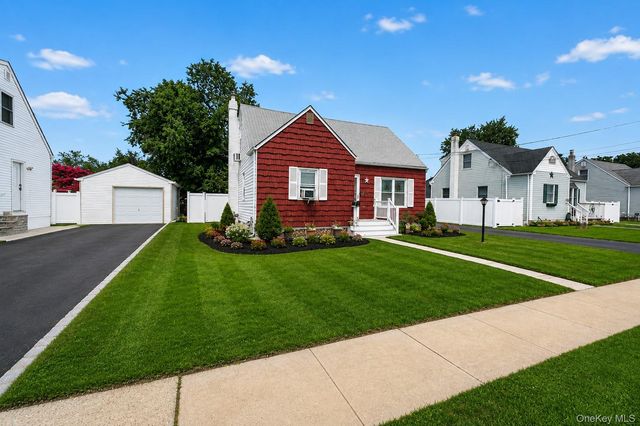 17 Heathcote Road, Lindenhurst, NY 11757