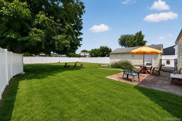 17 Heathcote Road, Lindenhurst, NY 11757