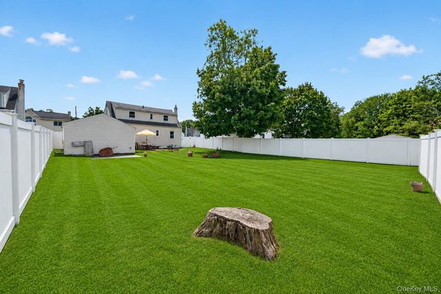 17 Heathcote Road, Lindenhurst, NY 11757