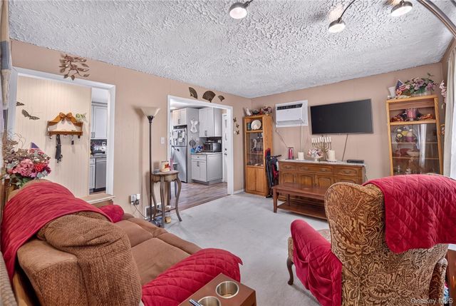 17 Heathcote Road, Lindenhurst, NY 11757