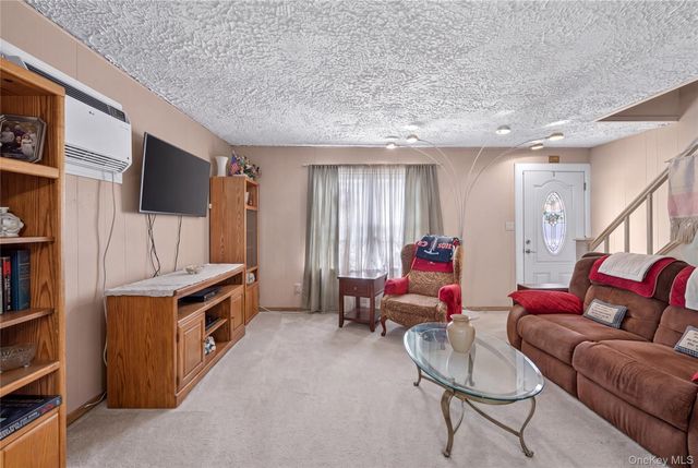 17 Heathcote Road, Lindenhurst, NY 11757
