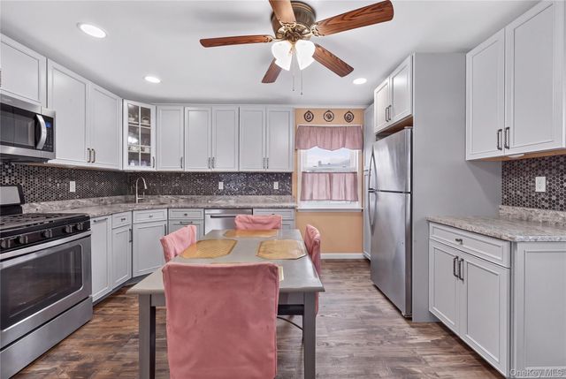 17 Heathcote Road, Lindenhurst, NY 11757