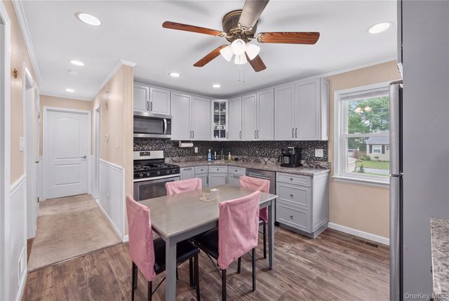 17 Heathcote Road, Lindenhurst, NY 11757