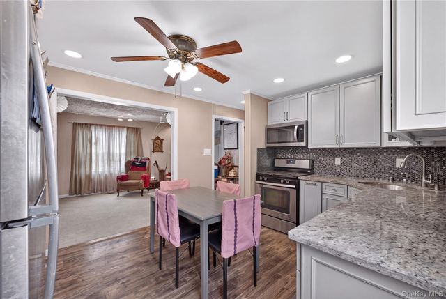 17 Heathcote Road, Lindenhurst, NY 11757