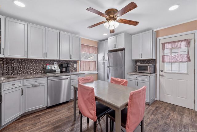 17 Heathcote Road, Lindenhurst, NY 11757
