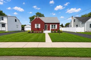 17 Heathcote Road, Lindenhurst, NY 11757