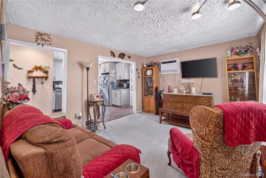 17 Heathcote Road, Lindenhurst, NY 11757 — photo 4
