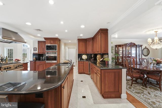 304 CHESAPEAKE DR, Great Falls, VA 22066