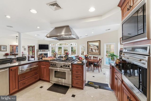 304 CHESAPEAKE DR, Great Falls, VA 22066