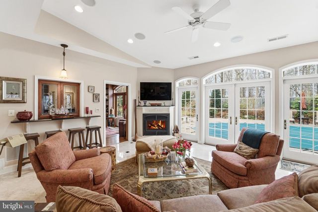 304 CHESAPEAKE DR, Great Falls, VA 22066