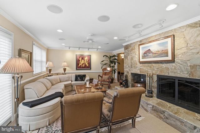 304 CHESAPEAKE DR, Great Falls, VA 22066