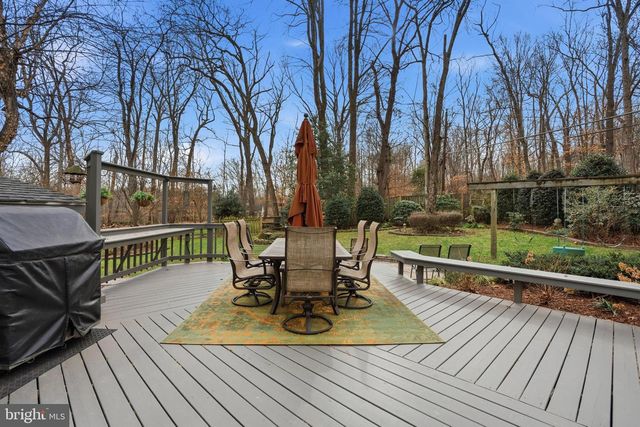 304 CHESAPEAKE DR, Great Falls, VA 22066