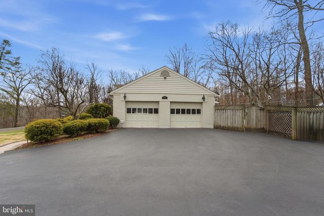 304 CHESAPEAKE DR, Great Falls, VA 22066