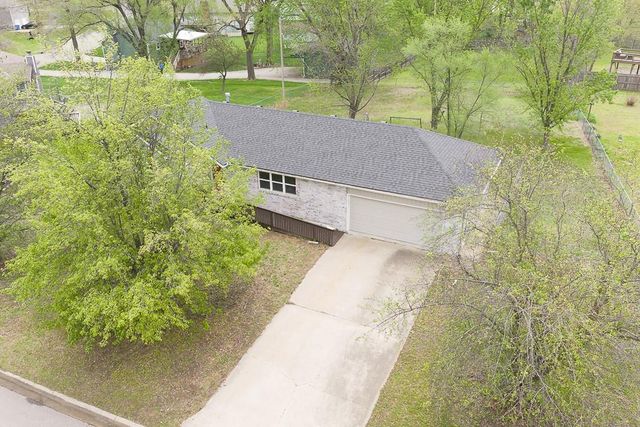 505 Laughlin Drive, Tonganoxie, KS 66086