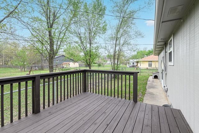 505 Laughlin Drive, Tonganoxie, KS 66086