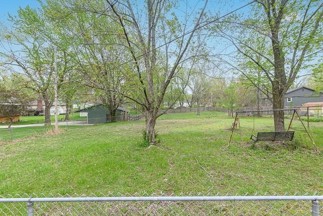 505 Laughlin Drive, Tonganoxie, KS 66086