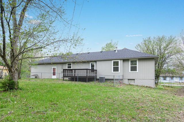 505 Laughlin Drive, Tonganoxie, KS 66086