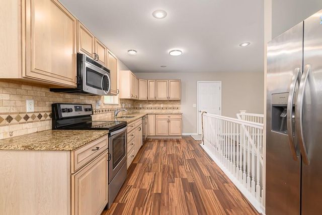 505 Laughlin Drive, Tonganoxie, KS 66086