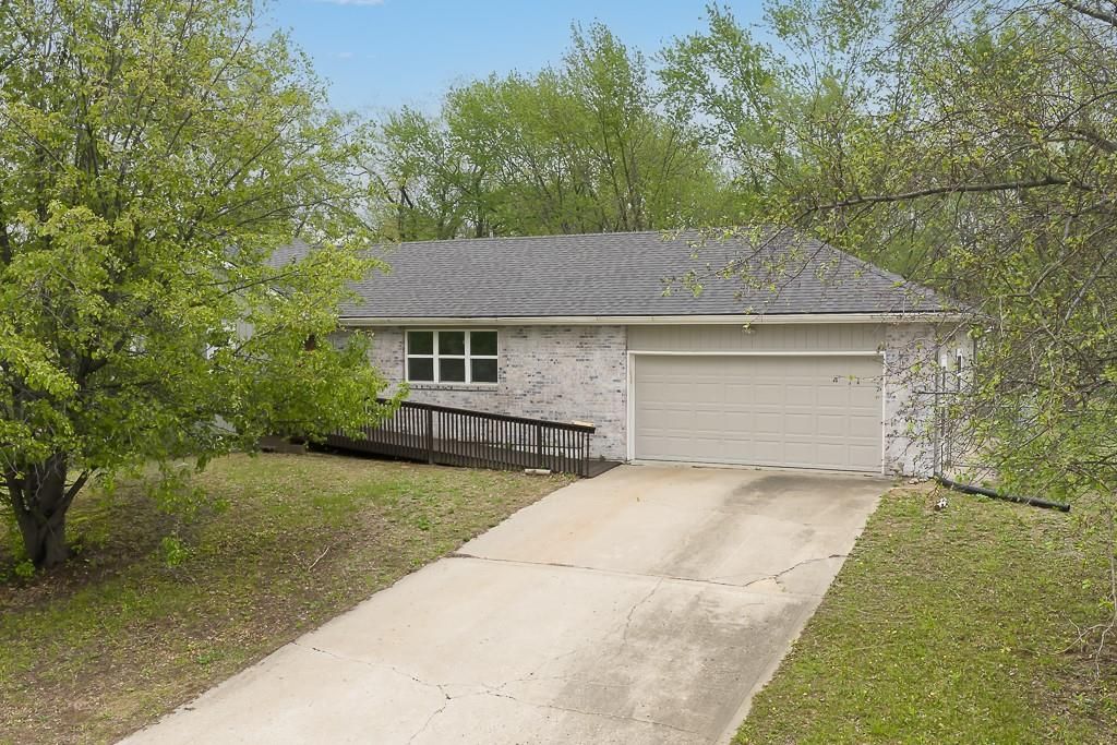 505 Laughlin Drive, Tonganoxie, KS 66086