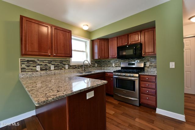 16 Red Oak Drive, Scotia, NY 12302