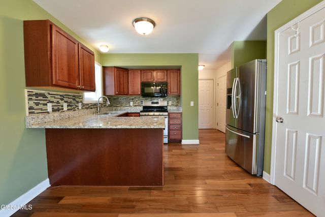 16 Red Oak Drive, Scotia, NY 12302